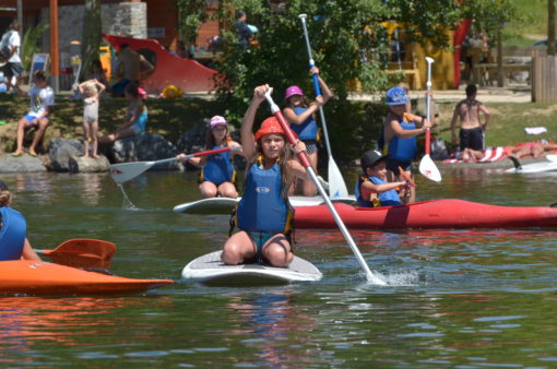 Jeunes enfants pratiquant le kayak