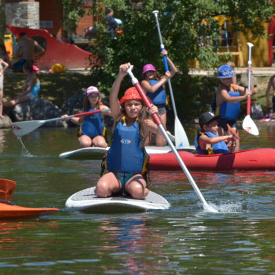 Jeunes enfants pratiquant le kayak
