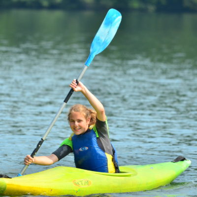 Une jeune fille pratiquant du kayak