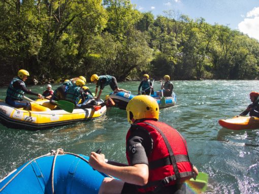 Groupe de personnes faisant du Mini Raft