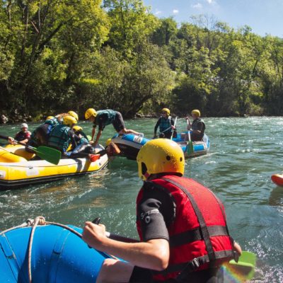 Groupe de personnes faisant du Mini Raft