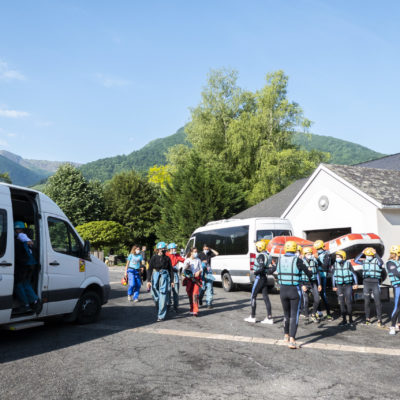 Groupe de personnes qui se préparent à partir pour une session de rafting