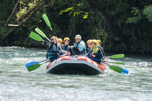 Groupe de personnes qui font une session de rafting