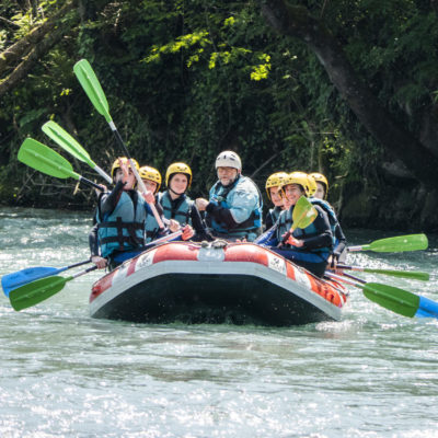 Groupe de personnes qui font une session de rafting