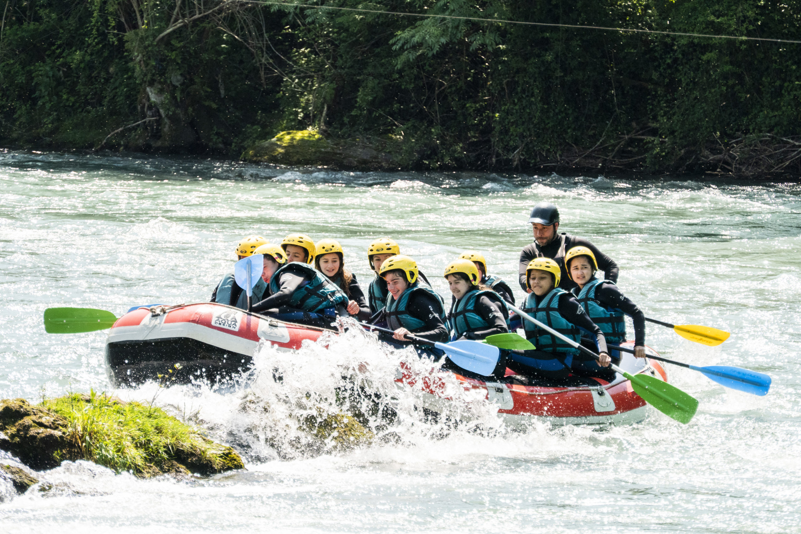 Plusieurs personnes faisant du rafting