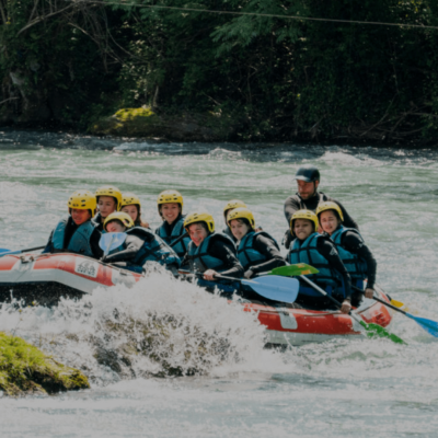 Groupe de personnes faisant du airboat